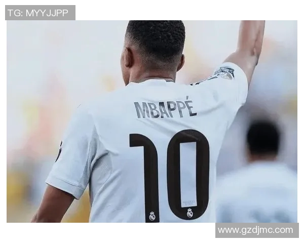 足球明星背影抱球瞬间展现力量与激情的完美结合